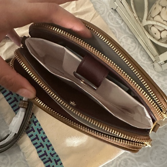 New Tory Burch monogram crossbody double zipper - Picture 5 of 7